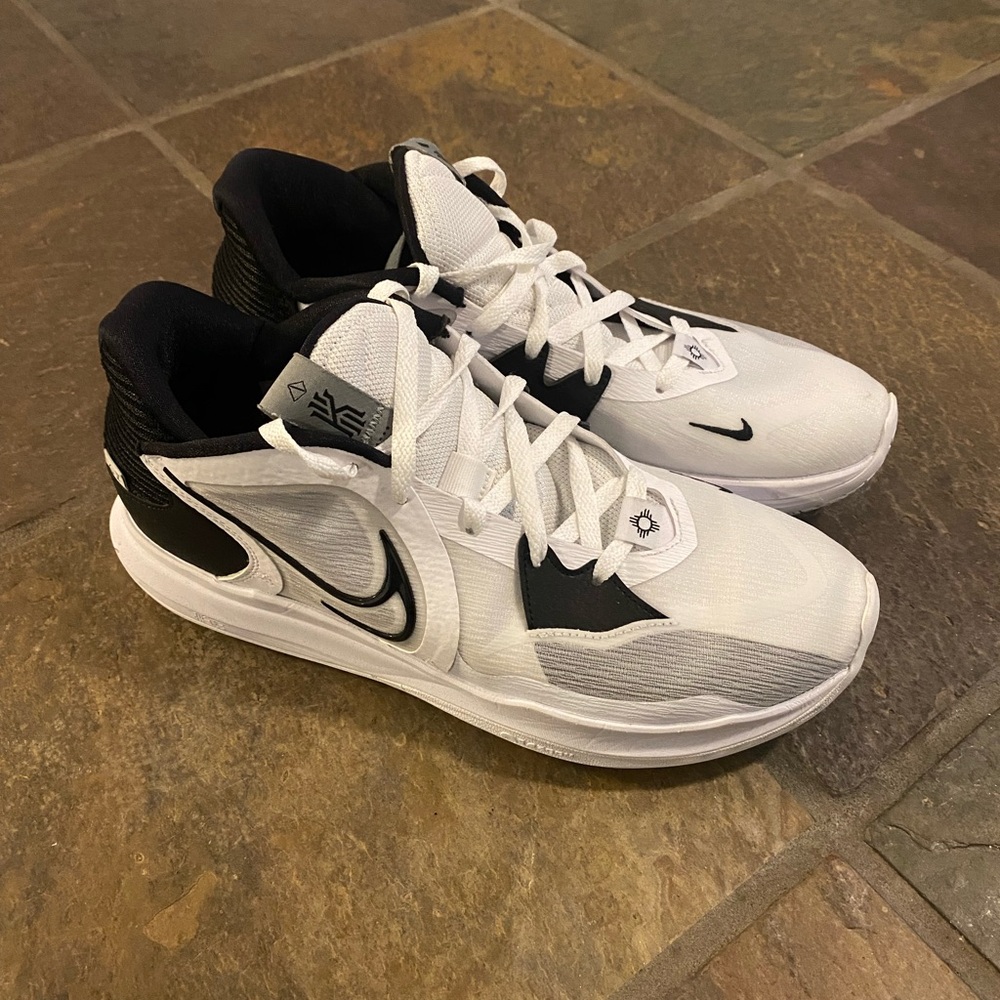 Nike Kyrie Team Basketball shoe size 12